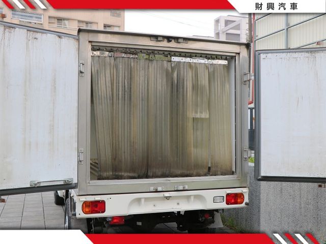 頭家欸！小台一點的冷凍車這裡也有啦！主機可以設定最低到-25，全車乾乾淨淨，手排有力又好開，買回去立刻上工，車況沒話說！  第9張相片