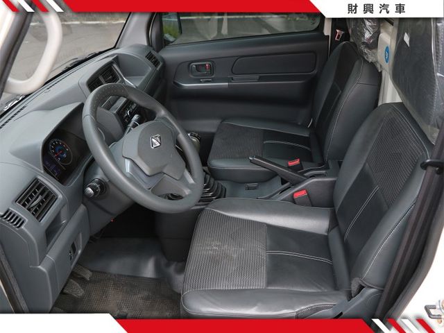 頭家欸！小台一點的冷凍車這裡也有啦！主機可以設定最低到-25，全車乾乾淨淨，手排有力又好開，買回去立刻上工，車況沒話說！  第10張相片