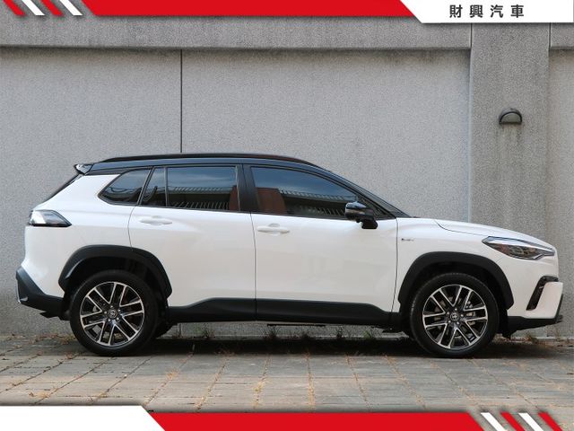 你還在找雙色的GR CC嗎？這裡直接給你一台HEV GR SPORT版本！超低里程車美如新，買新車？這台CP值才更划算！  第2張相片