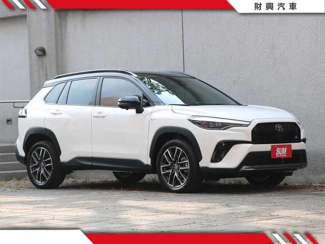 你還在找雙色的GR CC嗎？這裡直接給你一台HEV GR SPORT版本！超低里程車美如新，買新車？這台CP值才更划算！  第5張相片