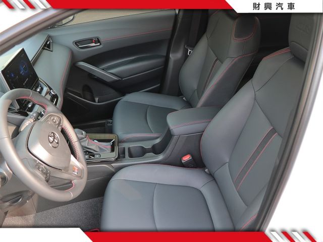 你還在找雙色的GR CC嗎？這裡直接給你一台HEV GR SPORT版本！超低里程車美如新，買新車？這台CP值才更划算！  第10張相片