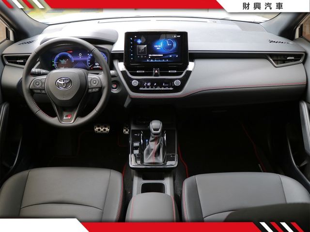 你還在找雙色的GR CC嗎？這裡直接給你一台HEV GR SPORT版本！超低里程車美如新，買新車？這台CP值才更划算！  第13張相片