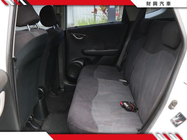 曾經的日系小車銷售新寵兒！跑格外觀，輕巧好開，底盤精準靈活，操控性十足，代步也可以小改玩玩！  第11張相片