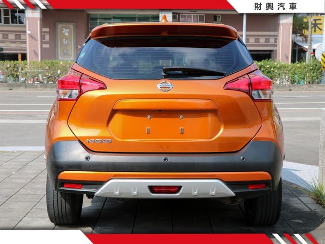 又到回眸度100%的橘色KICKS！小休旅運動跑格豐富，穿梭在上下班通勤的路上！日系簡約質感內裝，大家都愛！  第7張相片