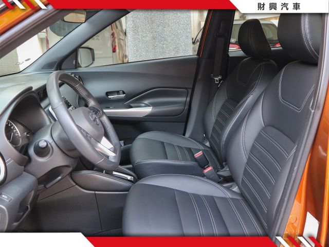 又到回眸度100%的橘色KICKS！小休旅運動跑格豐富，穿梭在上下班通勤的路上！日系簡約質感內裝，大家都愛！  第10張相片