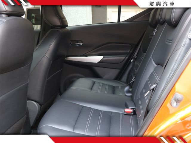 又到回眸度100%的橘色KICKS！小休旅運動跑格豐富，穿梭在上下班通勤的路上！日系簡約質感內裝，大家都愛！  第11張相片