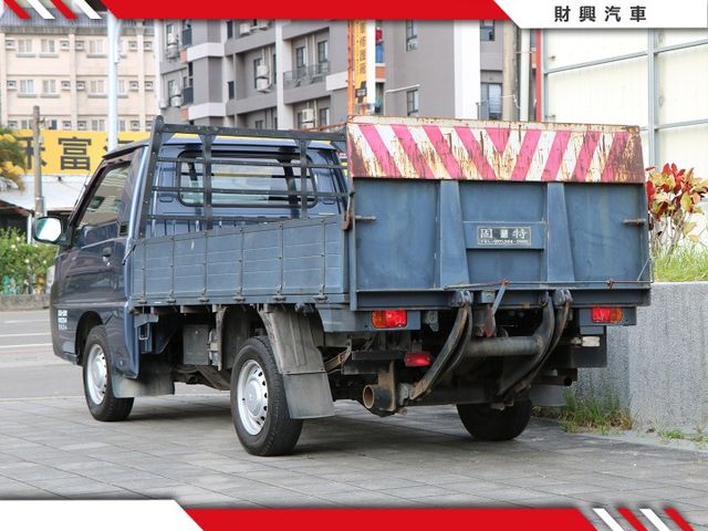 超方便升降電尾門！檔位明確好開又順暢，還附上寬螢幕倒車顯影後照鏡，讓你直接省，發財生力軍！  第2張相片