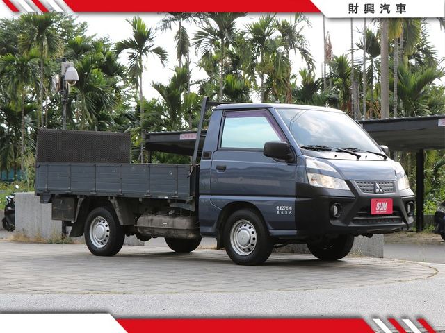 超方便升降電尾門！檔位明確好開又順暢，還附上寬螢幕倒車顯影後照鏡，讓你直接省，發財生力軍！  第3張相片