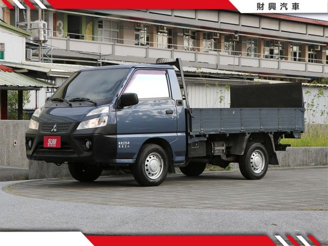 超方便升降電尾門！檔位明確好開又順暢，還附上寬螢幕倒車顯影後照鏡，讓你直接省，發財生力軍！  第4張相片