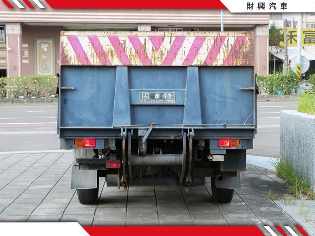 超方便升降電尾門！檔位明確好開又順暢，還附上寬螢幕倒車顯影後照鏡，讓你直接省，發財生力軍！  第6張相片