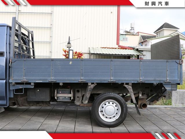 超方便升降電尾門！檔位明確好開又順暢，還附上寬螢幕倒車顯影後照鏡，讓你直接省，發財生力軍！  第7張相片