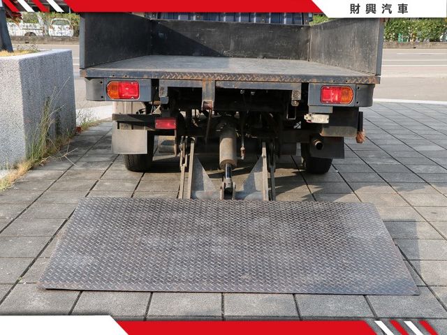 超方便升降電尾門！檔位明確好開又順暢，還附上寬螢幕倒車顯影後照鏡，讓你直接省，發財生力軍！  第9張相片