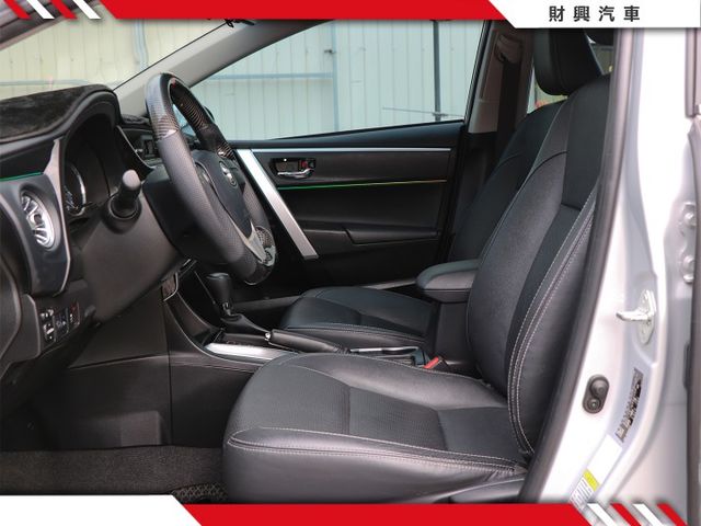 配備超多，改裝方向盤、室內氣氛燈、抬頭顯、電子後視鏡、環景、KEYLESS、大螢幕多工安卓機，車況超優直接賺到！  第9張相片