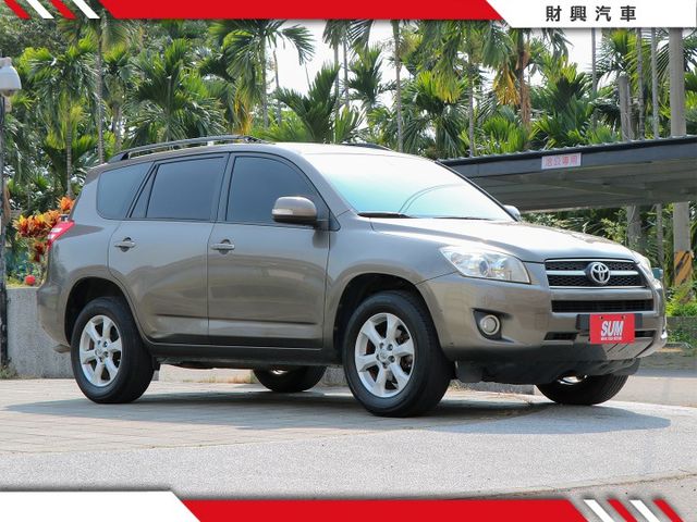 電動座椅更方便！車況良好，外觀需要小整理，米色內裝搭配棕色外觀質感超水！最超值的休旅車，好開更安全！  第5張相片