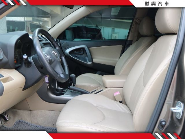 電動座椅更方便！車況良好，外觀需要小整理，米色內裝搭配棕色外觀質感超水！最超值的休旅車，好開更安全！  第8張相片