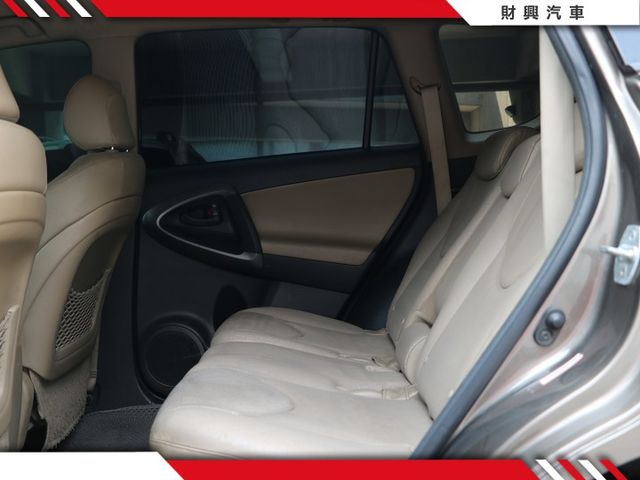 電動座椅更方便！車況良好，外觀需要小整理，米色內裝搭配棕色外觀質感超水！最超值的休旅車，好開更安全！  第9張相片