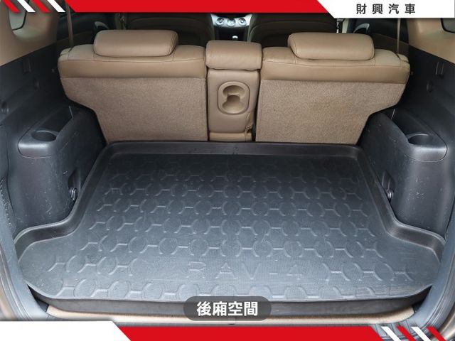 電動座椅更方便！車況良好，外觀需要小整理，米色內裝搭配棕色外觀質感超水！最超值的休旅車，好開更安全！  第13張相片