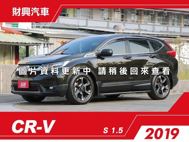 S版的配備可說是應有盡有，夜景專用全景天窗超浪漫，還有電控椅跟盲點偵測，還有附上行車紀錄器後視鏡！整個省下來！  第1張相片