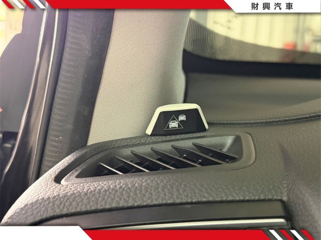 S版的配備可說是應有盡有，夜景專用全景天窗超浪漫，還有電控椅跟盲點偵測，還有附上行車紀錄器後視鏡！整個省下來！  第2張相片