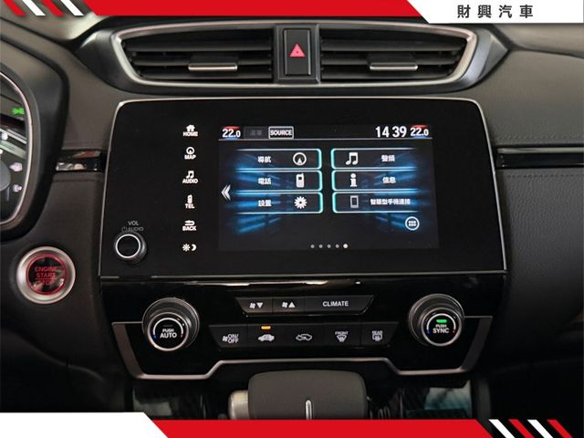 S版的配備可說是應有盡有，夜景專用全景天窗超浪漫，還有電控椅跟盲點偵測，還有附上行車紀錄器後視鏡！整個省下來！  第3張相片