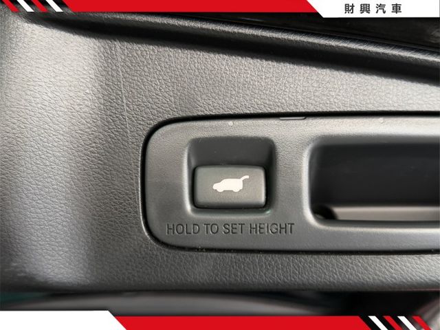 S版的配備可說是應有盡有，夜景專用全景天窗超浪漫，還有電控椅跟盲點偵測，還有附上行車紀錄器後視鏡！整個省下來！  第5張相片