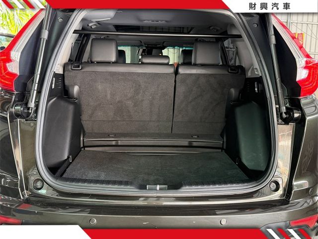 S版的配備可說是應有盡有，夜景專用全景天窗超浪漫，還有電控椅跟盲點偵測，還有附上行車紀錄器後視鏡！整個省下來！  第6張相片