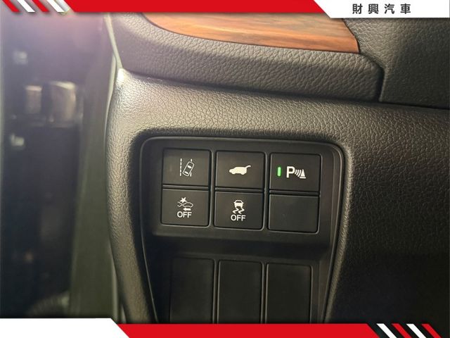 S版的配備可說是應有盡有，夜景專用全景天窗超浪漫，還有電控椅跟盲點偵測，還有附上行車紀錄器後視鏡！整個省下來！  第7張相片