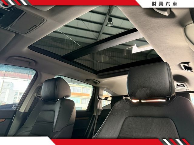 S版的配備可說是應有盡有，夜景專用全景天窗超浪漫，還有電控椅跟盲點偵測，還有附上行車紀錄器後視鏡！整個省下來！  第8張相片