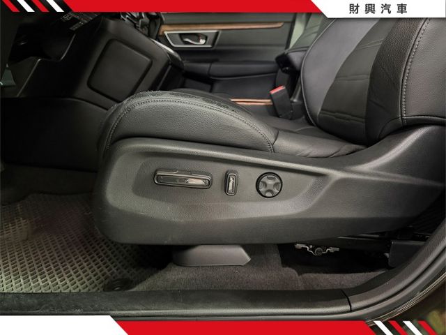 S版的配備可說是應有盡有，夜景專用全景天窗超浪漫，還有電控椅跟盲點偵測，還有附上行車紀錄器後視鏡！整個省下來！  第9張相片