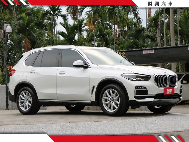 新款G世代，打破市場最低價！原鈑件低里程！選配超質感駝色內裝，5AU智慧駕駛、自動停車、四區恆溫，內裝奢華！  第2張相片