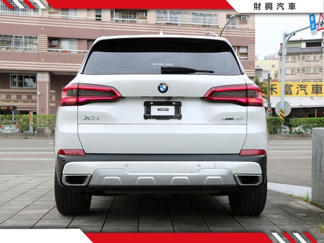 新款G世代，打破市場最低價！原鈑件低里程！選配超質感駝色內裝，5AU智慧駕駛、自動停車、四區恆溫，內裝奢華！  第5張相片