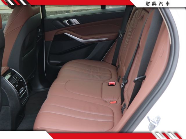 新款G世代，打破市場最低價！原鈑件低里程！選配超質感駝色內裝，5AU智慧駕駛、自動停車、四區恆溫，內裝奢華！  第10張相片