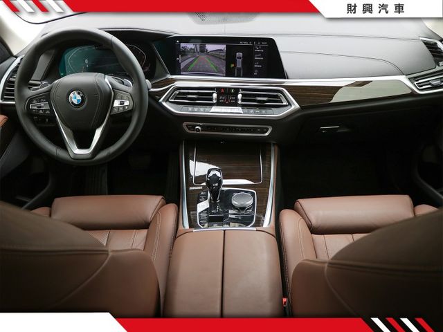 新款G世代，打破市場最低價！原鈑件低里程！選配超質感駝色內裝，5AU智慧駕駛、自動停車、四區恆溫，內裝奢華！  第17張相片