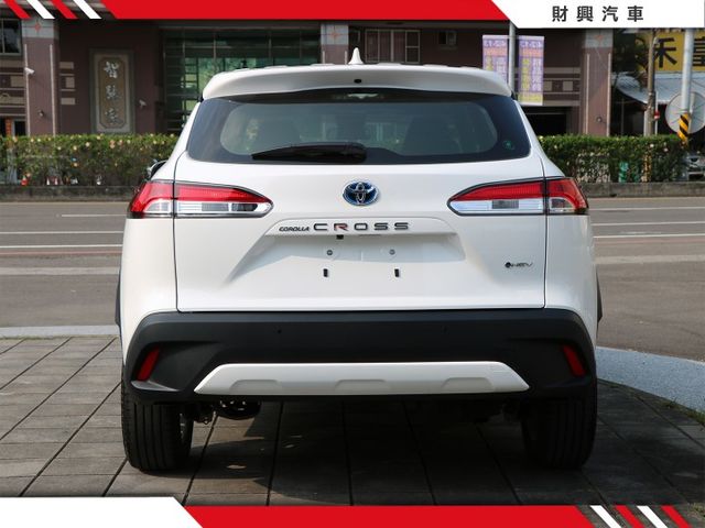 什麼超低里程CP值最高的車，你必須相信就在這裡！僅跑一千出頭！最省最划算的SUV就是油電CC，漂亮價格等你試乘！全車如新  第3張相片