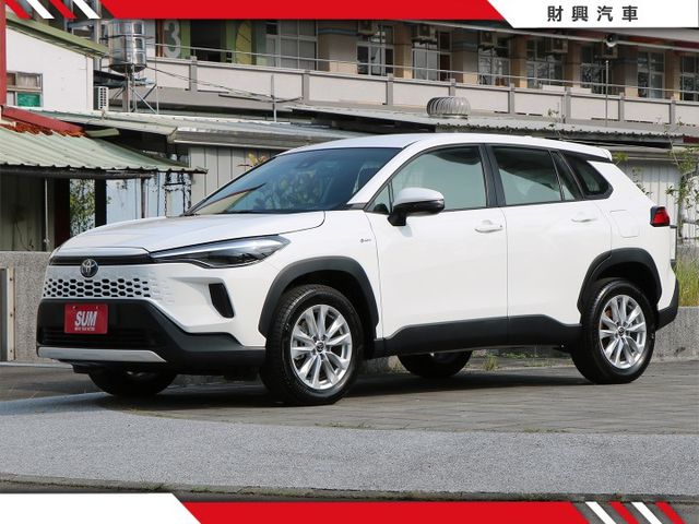 什麼超低里程CP值最高的車，你必須相信就在這裡！僅跑一千出頭！最省最划算的SUV就是油電CC，漂亮價格等你試乘！全車如新  第4張相片