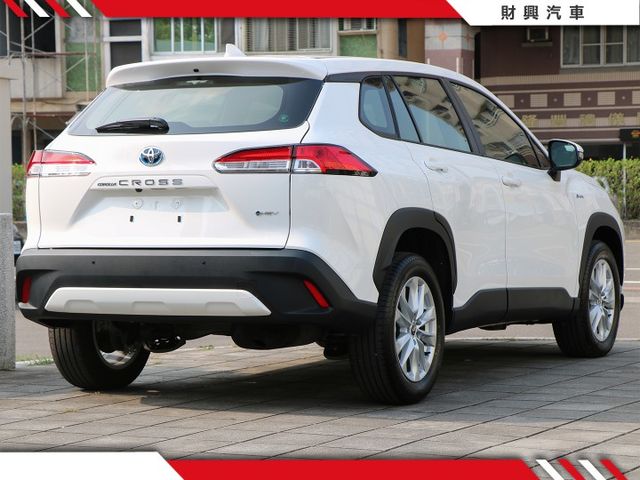 什麼超低里程CP值最高的車，你必須相信就在這裡！僅跑一千出頭！最省最划算的SUV就是油電CC，漂亮價格等你試乘！全車如新  第6張相片