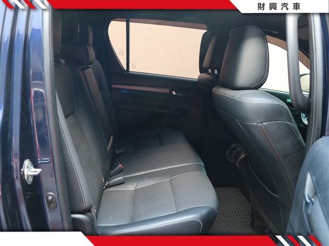 精選海力士又來啦！深邃的藍色，豪邁的外觀，配備環景、通風座椅、前後電子後視鏡，這絕對是你心目中首選！柴油2.8扭力感十足  第9張相片