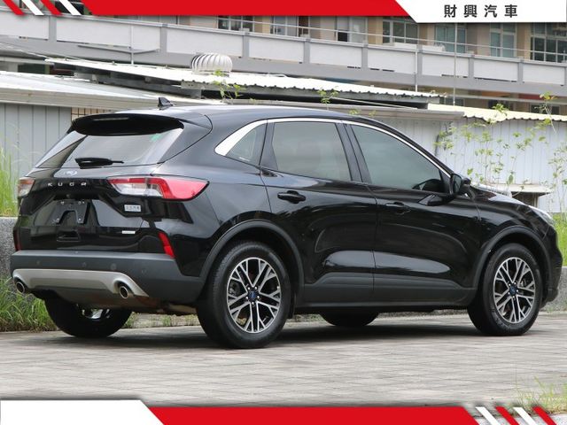 你在找一台可以日常通勤，又可以假日出外旅遊的全能車？選我準沒錯。操控性好、安全性高、空間又大、配備還多，怎麼可能不喜歡！  第2張相片