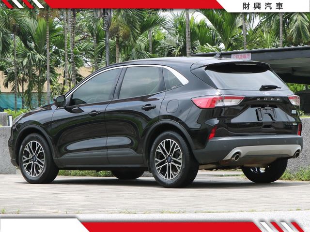 你在找一台可以日常通勤，又可以假日出外旅遊的全能車？選我準沒錯。操控性好、安全性高、空間又大、配備還多，怎麼可能不喜歡！  第3張相片