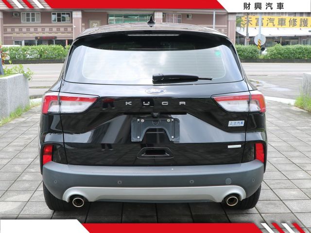 你在找一台可以日常通勤，又可以假日出外旅遊的全能車？選我準沒錯。操控性好、安全性高、空間又大、配備還多，怎麼可能不喜歡！  第7張相片