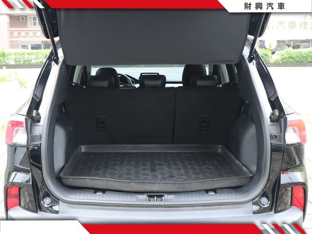 你在找一台可以日常通勤，又可以假日出外旅遊的全能車？選我準沒錯。操控性好、安全性高、空間又大、配備還多，怎麼可能不喜歡！  第8張相片
