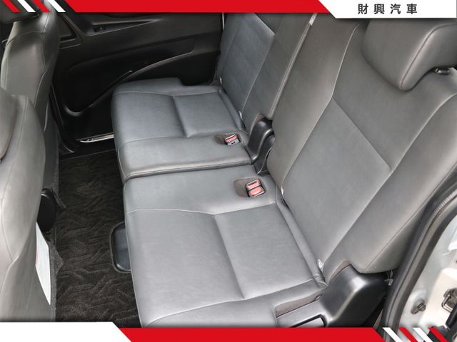 還在找商貨用超舒適休旅車嗎？左右手動滑門進出空間超方便！超新車況，超優內外，還有IKEY讓你更便利！  第11張相片