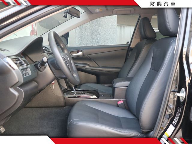 國產中大型房車的榜首！大家都超愛的CAMRY，好開省油又大扮！2.0稅金+好保養直接省沒煩惱，車況超好又是原鈑件！  第7張相片