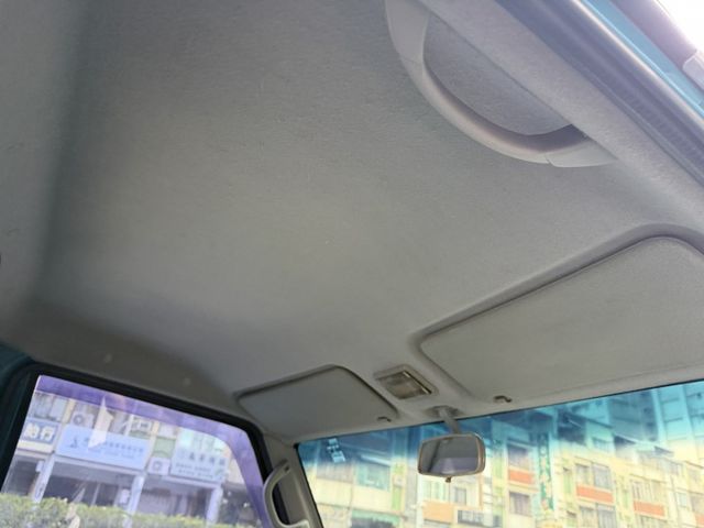 超值好車！稀有款自排更方便，超新軟蓬送給你，回去直接開門做生意，不怕風吹又雨淋！車內乾淨舒服！萬中選一  第6張相片