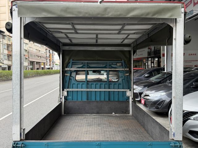 超值好車！稀有款自排更方便，超新軟蓬送給你，回去直接開門做生意，不怕風吹又雨淋！車內乾淨舒服！萬中選一  第7張相片