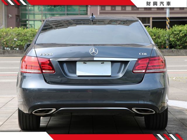 輕鬆入主賓士妥善率高，保養維修容易，全車原版件車況超棒，里程僅跑12萬， 深邃鋼鐵灰，耐髒好打理  第3張相片