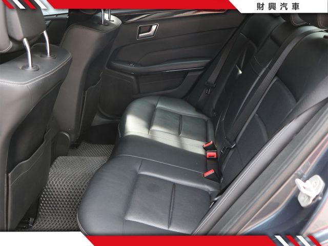 輕鬆入主賓士妥善率高，保養維修容易，全車原版件車況超棒，里程僅跑12萬， 深邃鋼鐵灰，耐髒好打理  第9張相片