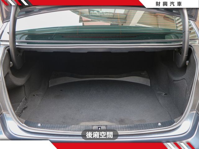 輕鬆入主賓士妥善率高，保養維修容易，全車原版件車況超棒，里程僅跑12萬， 深邃鋼鐵灰，耐髒好打理  第10張相片