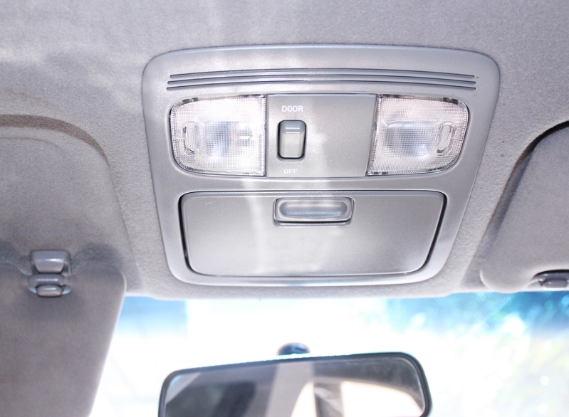 TOYOTA CAMRY 2010《2.0 經典銀色》⭐️家庭代步車⭐️優惠價格、實車實價 ，內外乾淨漂亮，一手車!  第6張相片