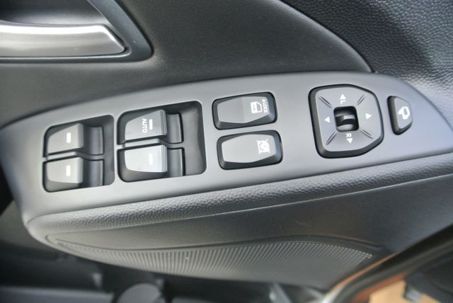 頂級旗艦版 4WD 全景天窗 電動椅 i-key 定速 雙區恆溫 導航+倒車顯影 低里程 原版件 全額貸  第18張相片